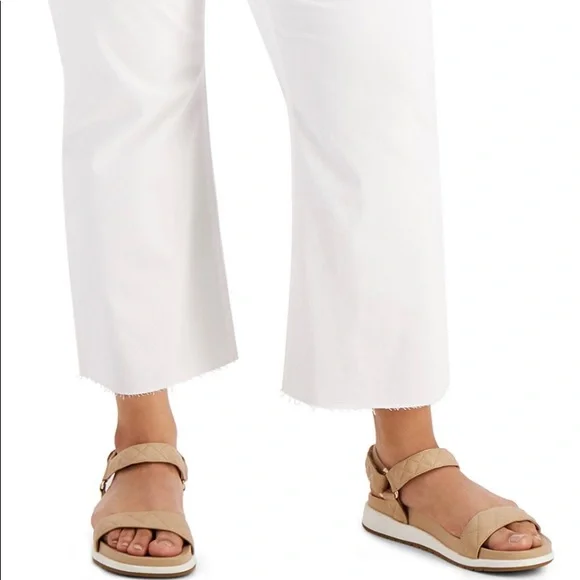 Plus Size Crop Jeans - Picture 4 of 5